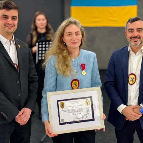 Photo of Ellina Lesnik receiving the Martin Luther King Award from Jethro International Civil and Humanitarian Diplomacy