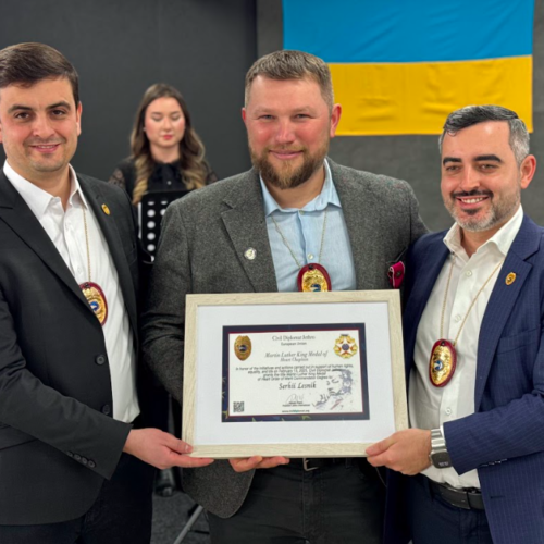 Photo of Serhii Lesnik receiving the Martin Luther King Award from Jethro International Civil and Humanitarian Diplomacy