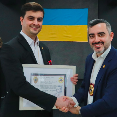 Photo of Bispo Tiago Dias Casagrande receiving the Martin Luther King Award from Jethro International Civil and Humanitarian Diplomacy