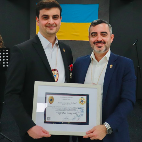 Photo of Bispo Tiago Dias Casagrande receiving the Martin Luther King Award from Jethro International Civil and Humanitarian Diplomacy