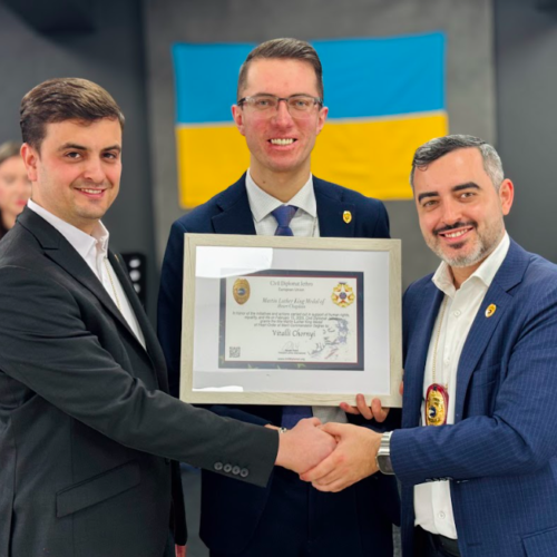 Photo of Vitalli Chornyí receiving the Martin Luther King Award from Jethro International Civil and Humanitarian Diplomacy