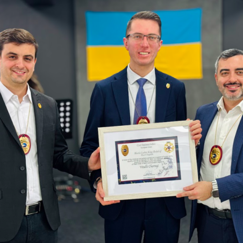 Photo of Vitalli Chornyí receiving the Martin Luther King Award from Jethro International Civil and Humanitarian Diplomacy
