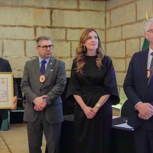 Photo of Mrs. Raquel Azevedo Freitas the President of Freguesia São Pedro Fins receiving the Martin Luther King Award from Jethro International
