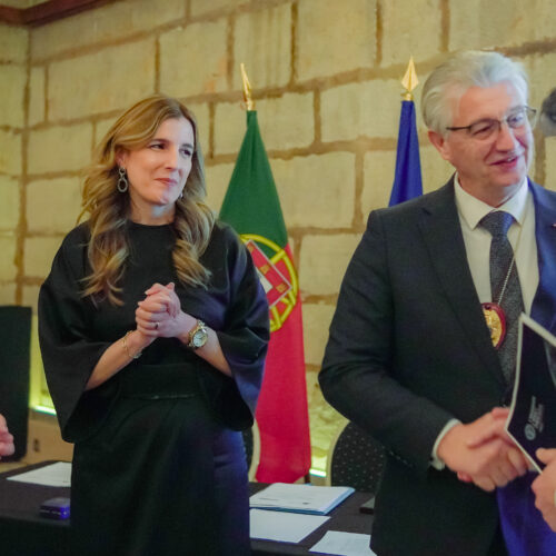 Photo of Mrs. Raquel Azevedo Freitas the President of Freguesia São Pedro Fins receiving the Martin Luther King Award from Jethro International