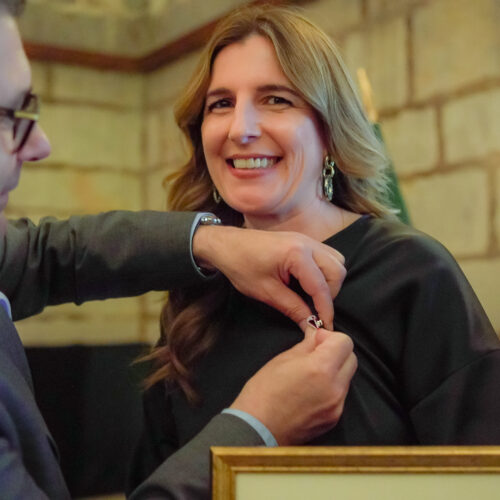 Photo of Mrs. Raquel Azevedo Freitas the President of Freguesia São Pedro Fins receiving the Martin Luther King Award from Jethro International