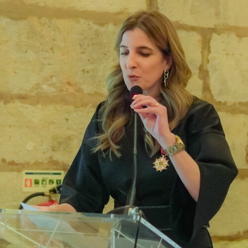 Photo of Mrs. Raquel Azevedo Freitas the President of Freguesia São Pedro Fins receiving the Martin Luther King Award from Jethro International