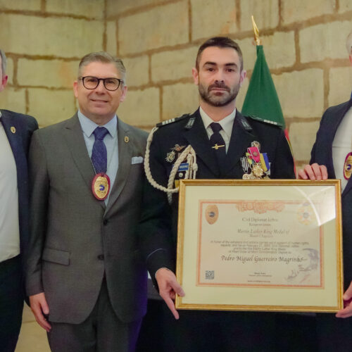 Photo of Mr. Pedro Magrinho Chefe da Polícia de Segurança Pública de Sintra receiving the Martin Luther King Award from Jethro International