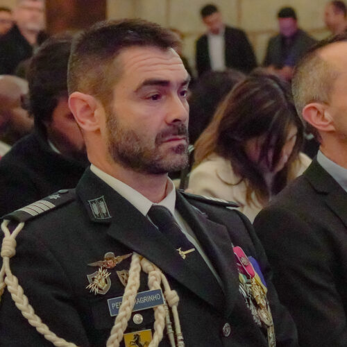 Photo of Mr. Pedro Magrinho Chefe da Polícia de Segurança Pública de Sintra receiving the Martin Luther King Award from Jethro International