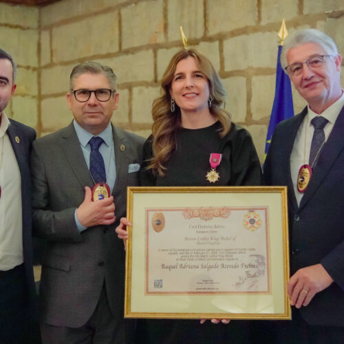 Photo of Mrs. Raquel Azevedo Freitas the President of Freguesia São Pedro Fins receiving the Martin Luther King Award from Jethro International