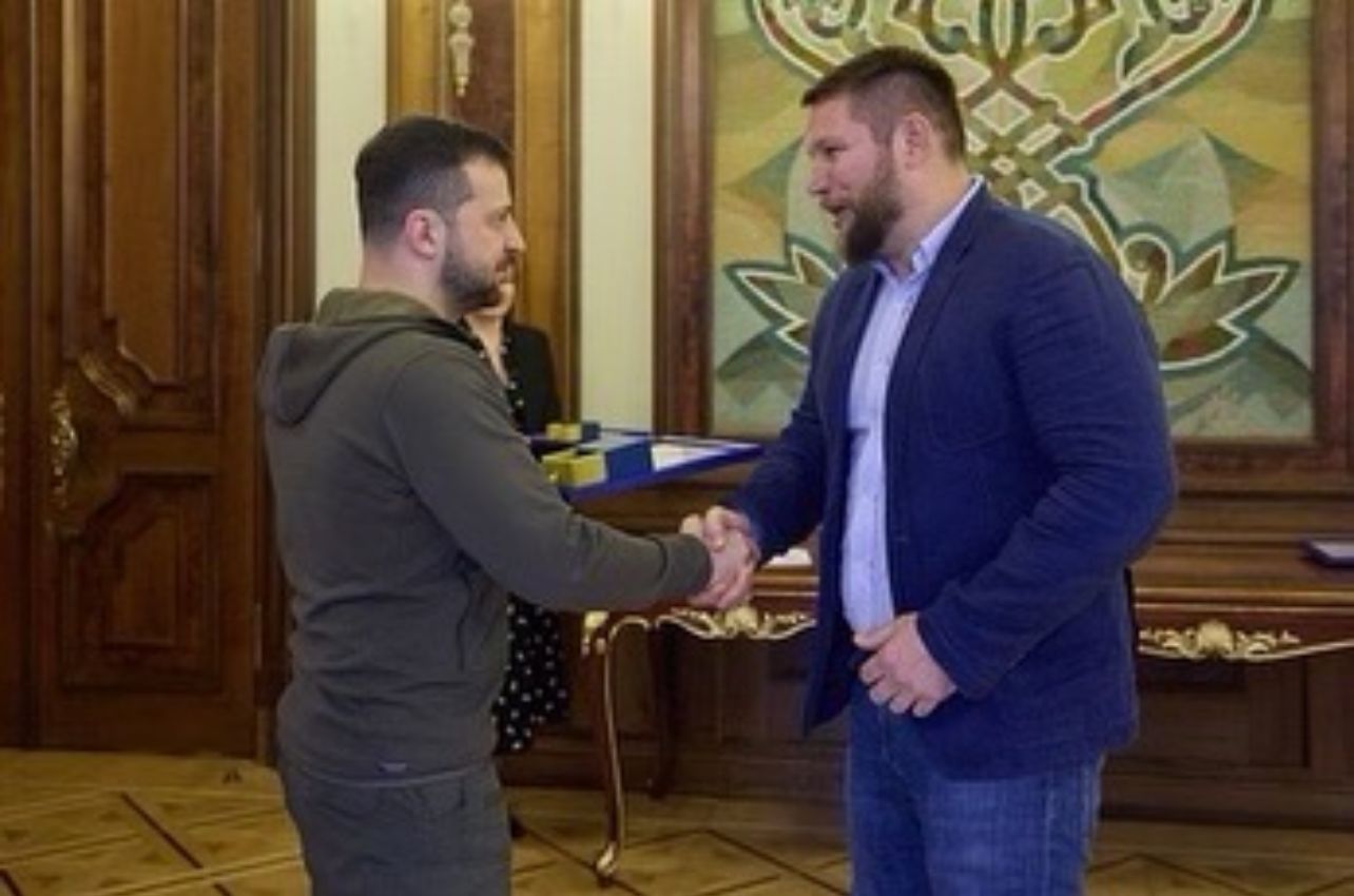 Image of The Civil Diplomat of Jethro International Mr. Serhii Lesnik receiving the Gold Star by the hands of Mr. Wolodymyr Selenskyj the President of Ukraine.
