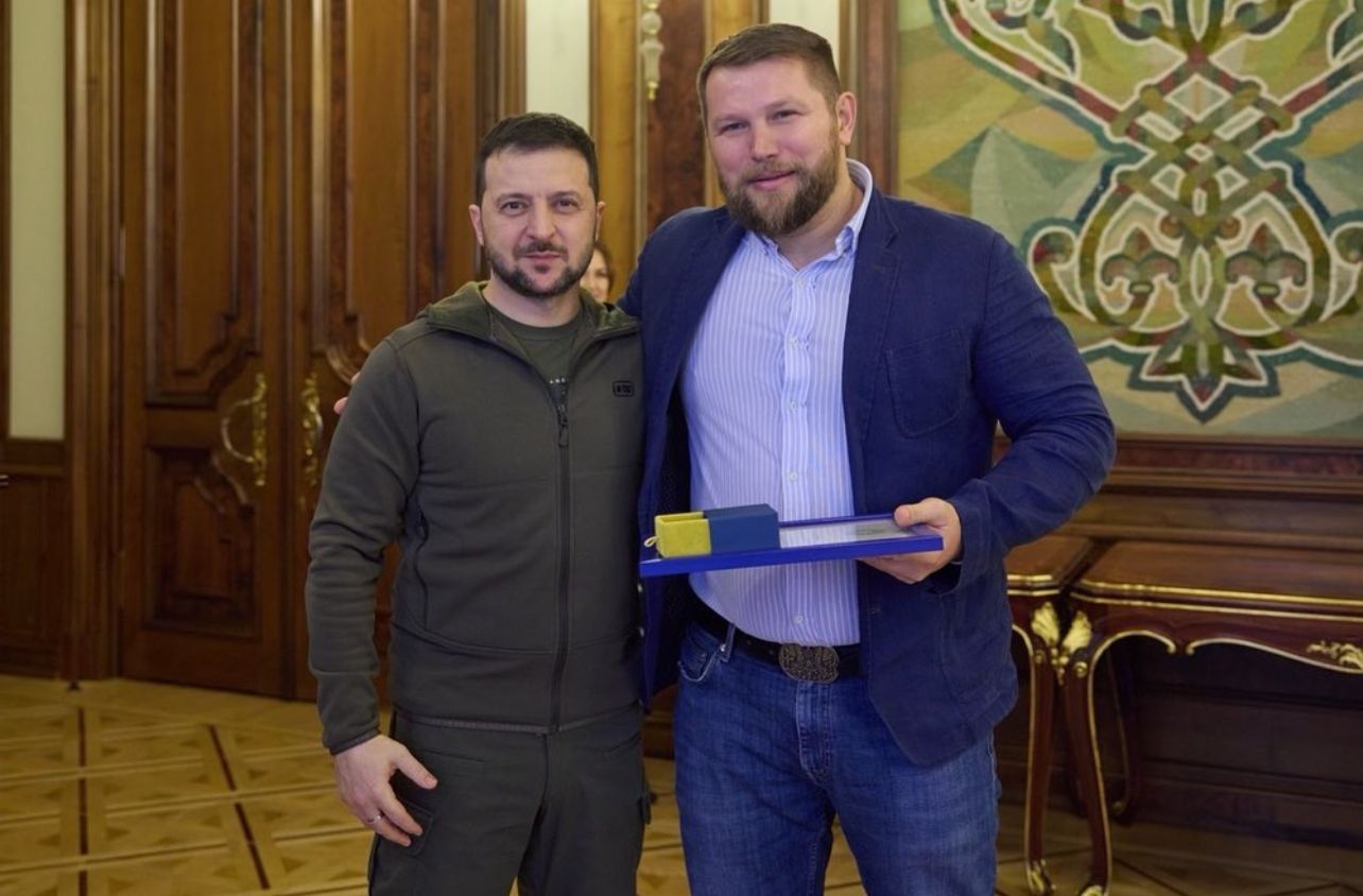 Imagem of Serhii Lesnik the Civil Diplomat of Jethro Org. with Mr. Wolodymyr Selenskyj the President of Ukraine.
