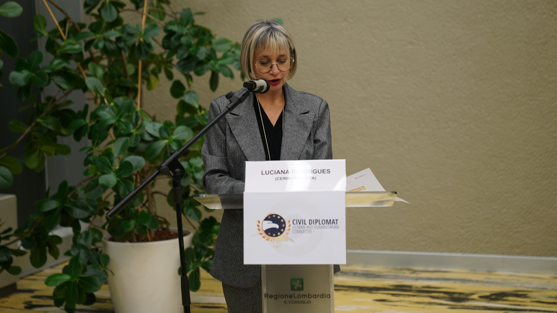 Immagine di Luciana Rodrigues cerimoniere alla Seduta Solenne di Jethro International Civil Diplomacy a Milano Regione Lombardia