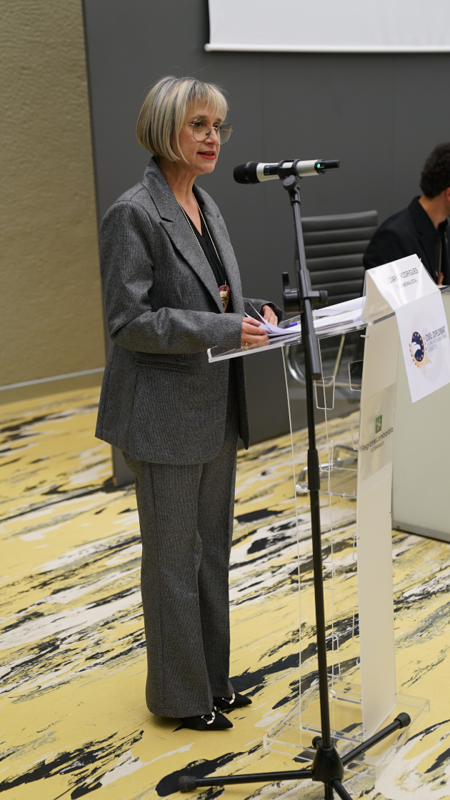 Immagine di Luciana Rodrigues Cerimnoniare alla Seduta Solenne di Jethro International Civil Diplomacy a Milano Regione Lombardia