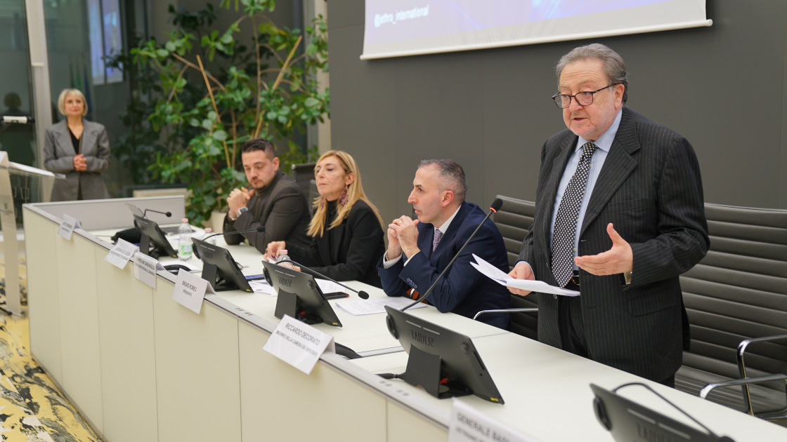 Immagine di Jethro International Seduta Solene a Milano Tavolo principale Riccardo Decorato