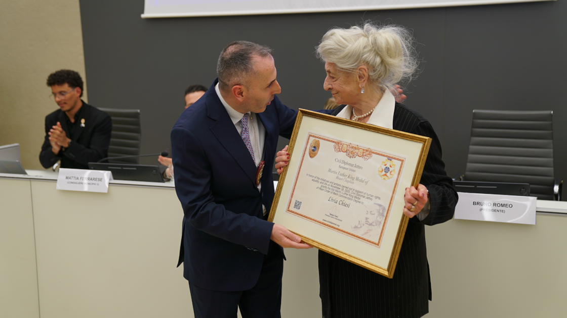 Immagine di Jethro International Seduta Solene Regione Lombardia a Milano Diplomatico civile, Diplomatici civili e Premio Martin Luther King a Lívia Chiesi
