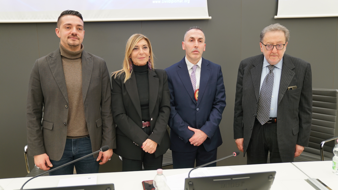Immagine di Jethro International Seduta Solene Regione Lombardia a Milano Tavolo principale Debora Dell’Acqua, Bruno Romeo, Riccardo Decorato, Mattia Ferrarese,