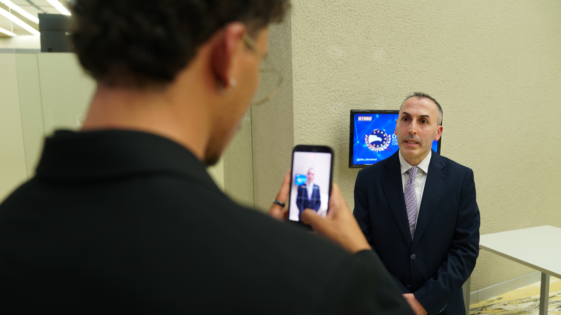 Immagine di Jethro International Civil Humanitarian Diplomacy e Bruno Romeu, Direttore dell'Espansione a Milano