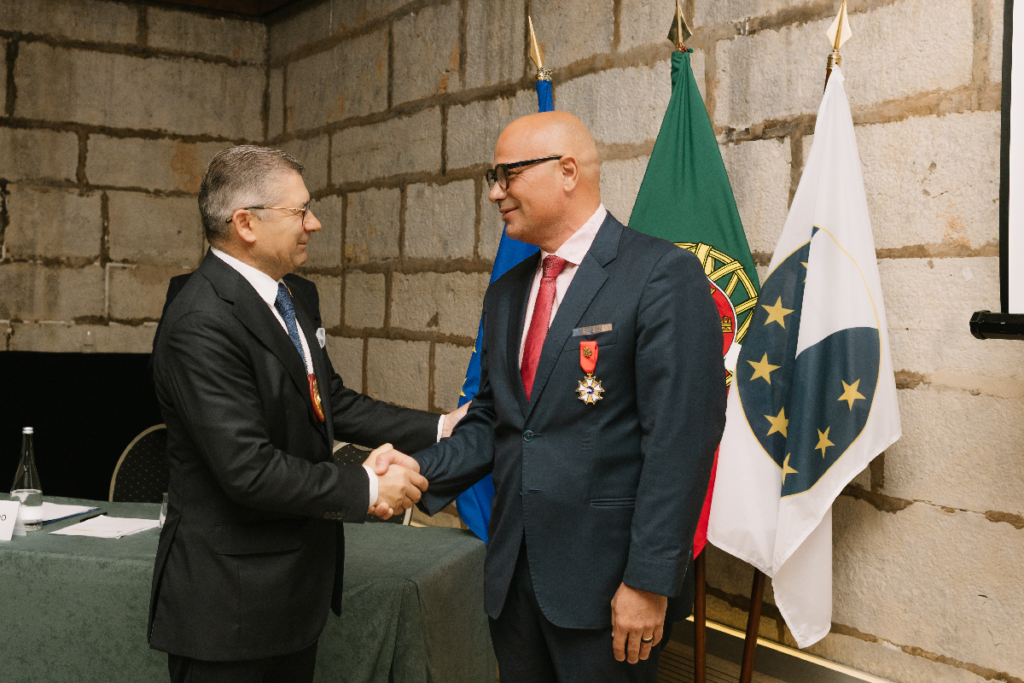 Ramaya Vallias artista e pintor homenageado com o Prêmio Martin Luther King da Jethro International na Cidadela de Cascais.