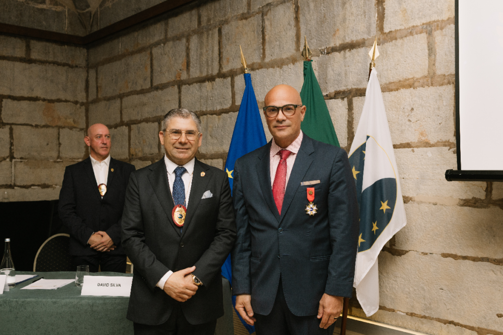 Ramaya Vallias artista e pintor homenageado com o Prêmio Martin Luther King da Jethro International na Cidadela de Cascais.
