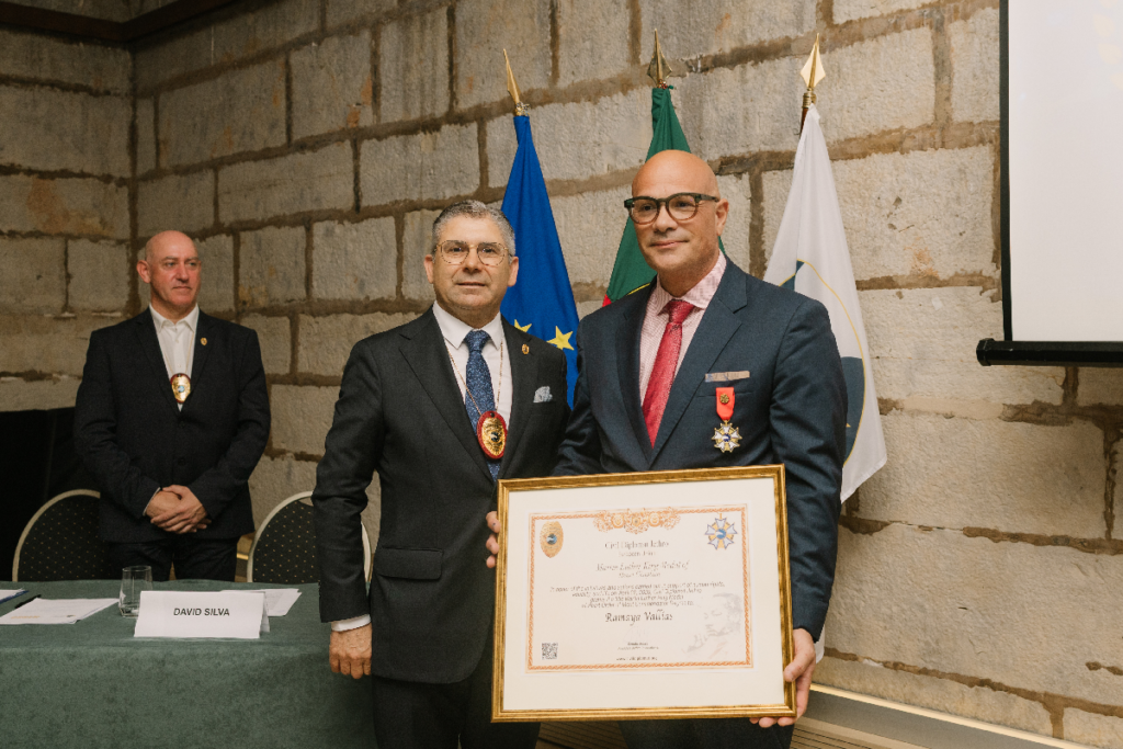 Ramaya Vallias artista e pintor homenageado com o Prêmio Martin Luther King da Jethro International na Cidadela de Cascais.