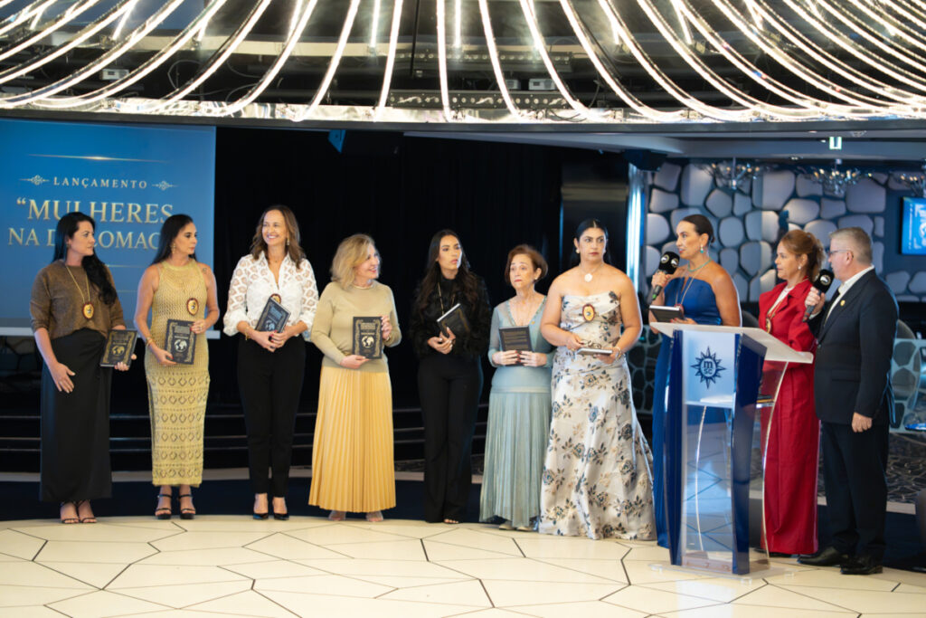 Mulheres na Diplomacia - Coautoras Belkiss Pereira, Luciana Piretti e Silésia Caixeta, com participação de vinte e cinco mulheres em coautoria