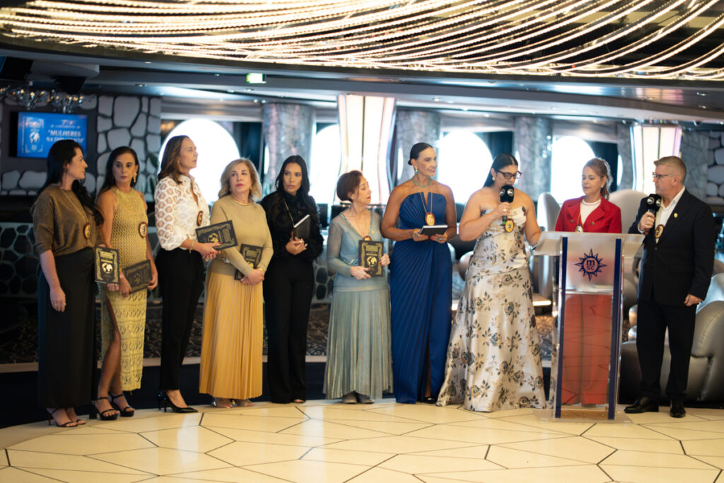 Mulheres na Diplomacia - Coautoras Belkiss Pereira, Luciana Piretti e Silésia Caixeta, com participação de vinte e cinco mulheres em coautoria