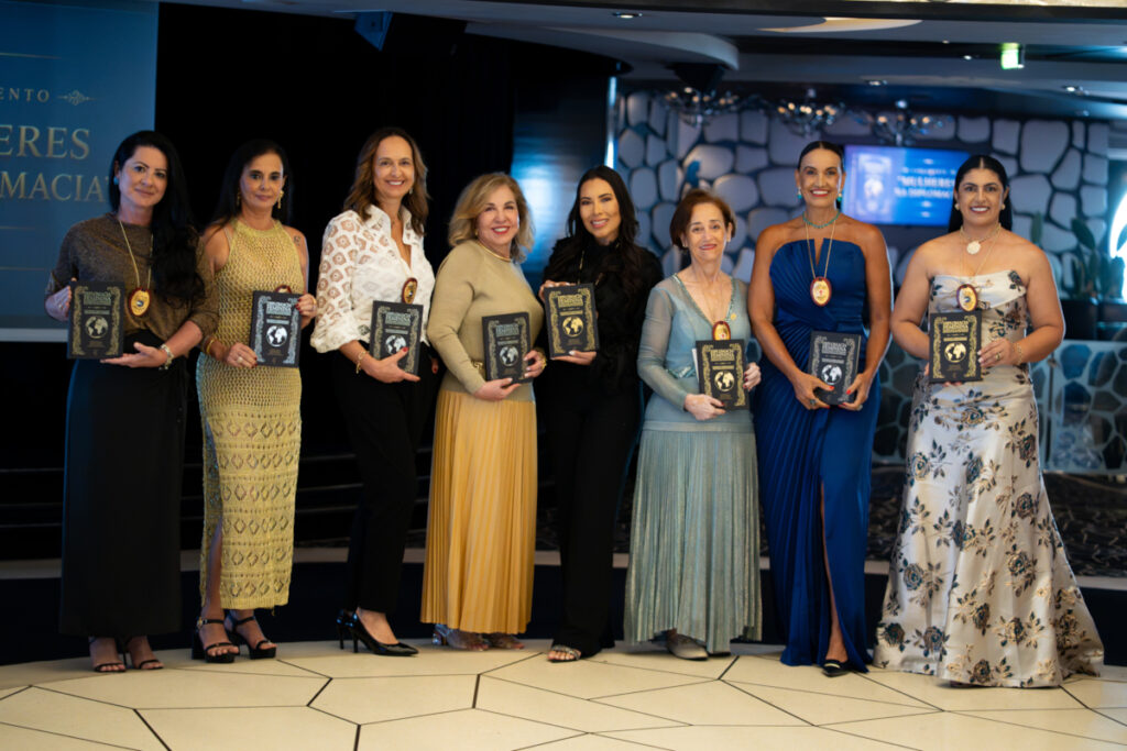 Mulheres na Diplomacia Authors